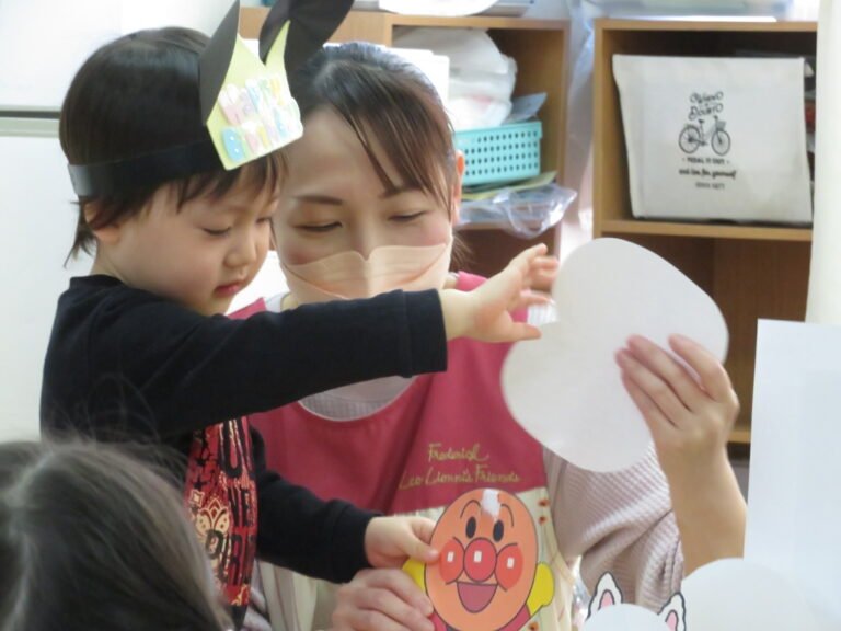 プレゼントを受け取る誕生児