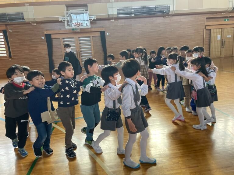 じゃんけん列車で楽しむ子どもたち