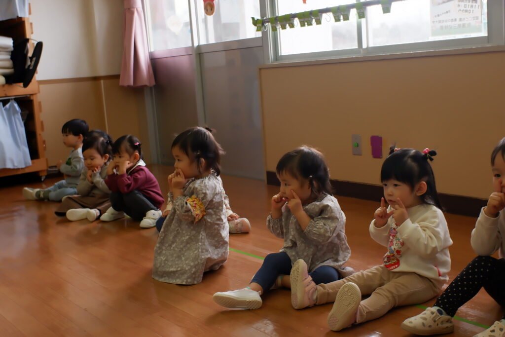 アンパンマンの手遊びをする子どもたち