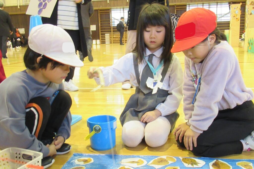 魚釣りに挑戦する子どもたち