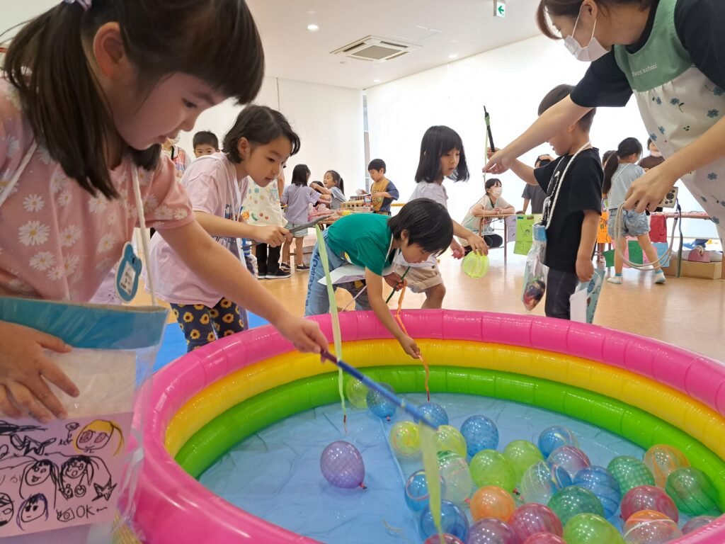 夜店ごっこを楽しむ園児たち