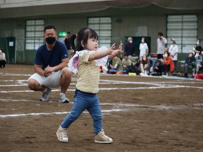 お遊戯を披露する園児たち