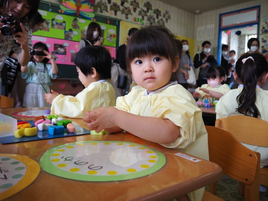 粘土遊びをする園児たち