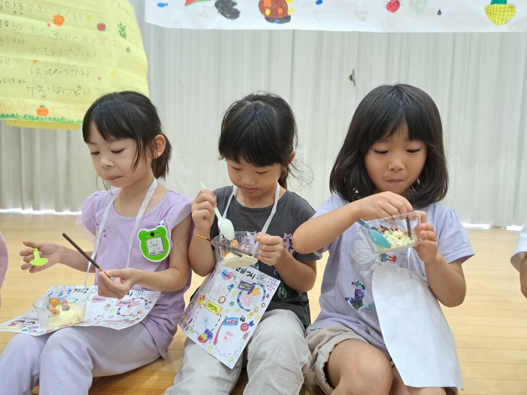 幸せそうにアイスを食べる園児たち