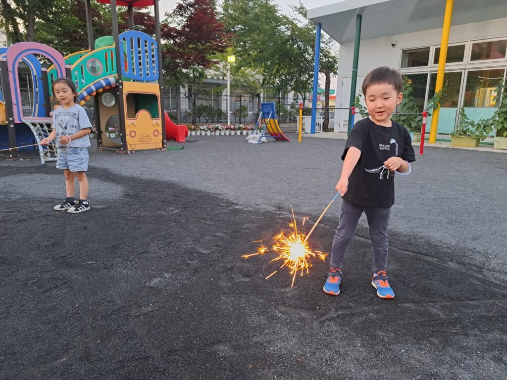 花火を楽しむ園児たち