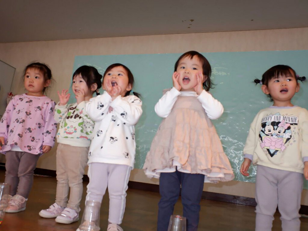 ひよこ・うぐいす組さんの出し物の様子