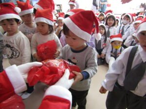 子どもたち全員にプレゼントが手渡されました