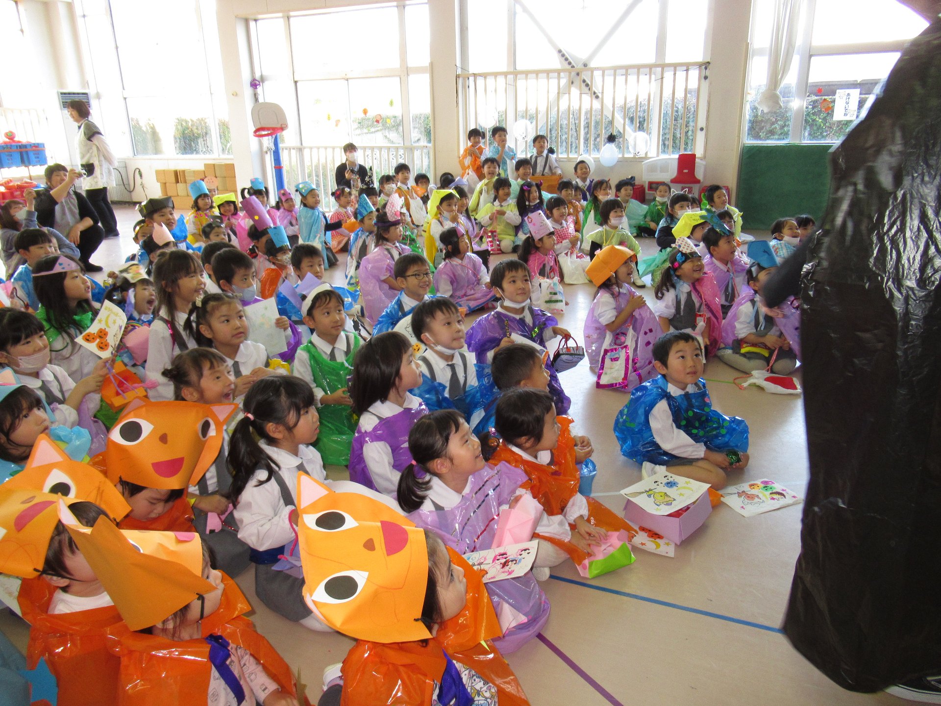 登場したおばけに興奮する子どもたち