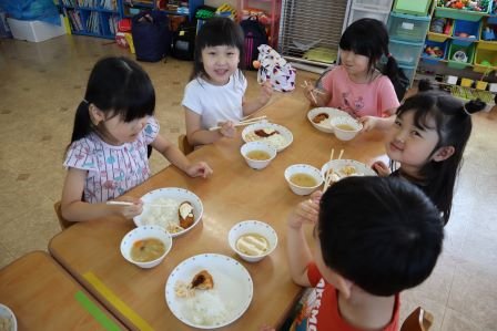 昼食を食べる園児たち