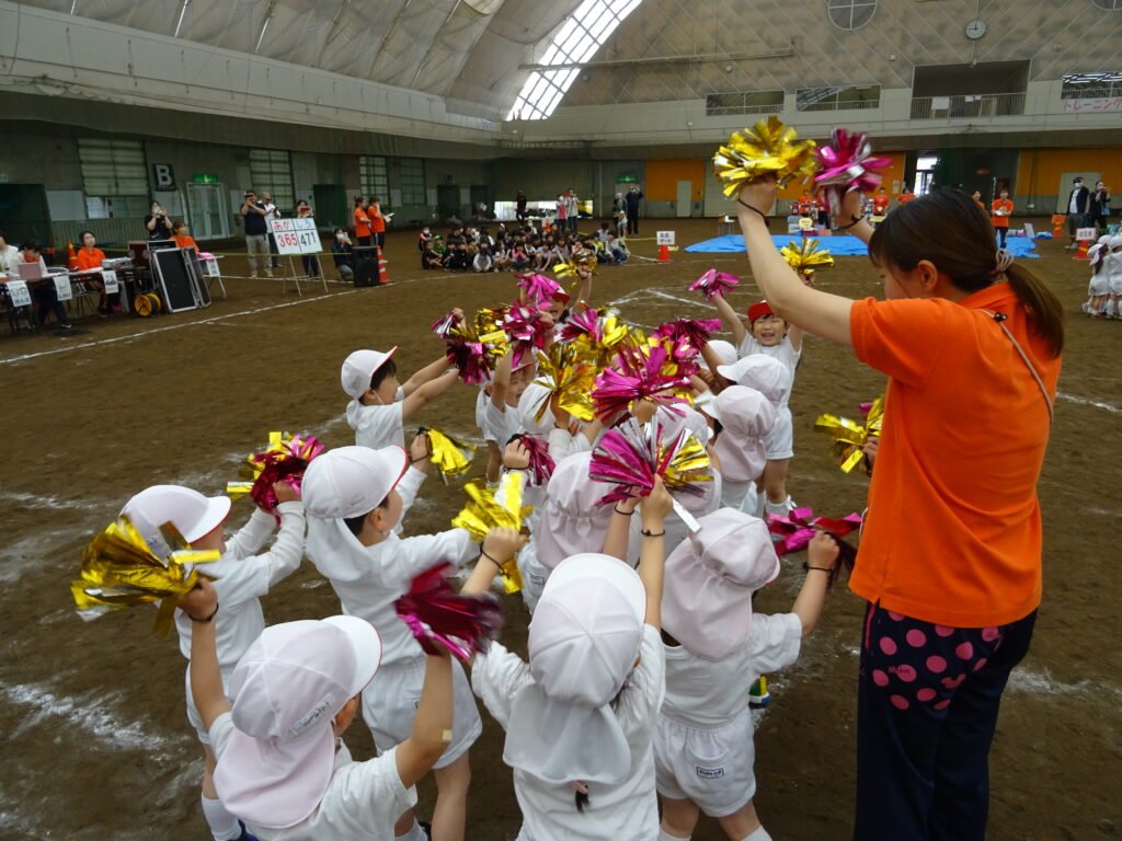 お遊戯を披露する園児たち