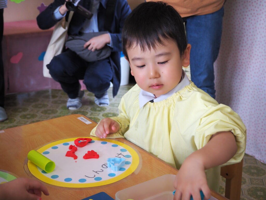 粘土遊びをする園児たち