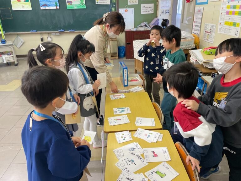 緊張した面持ちでお兄さん・お姉さんから買い物をする子どもたち