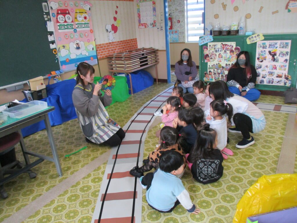 リメイクした電車で遊ぶ子どもたち