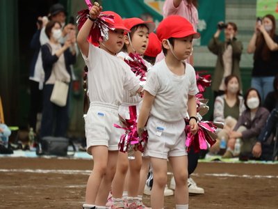 お遊戯を披露する園児たち