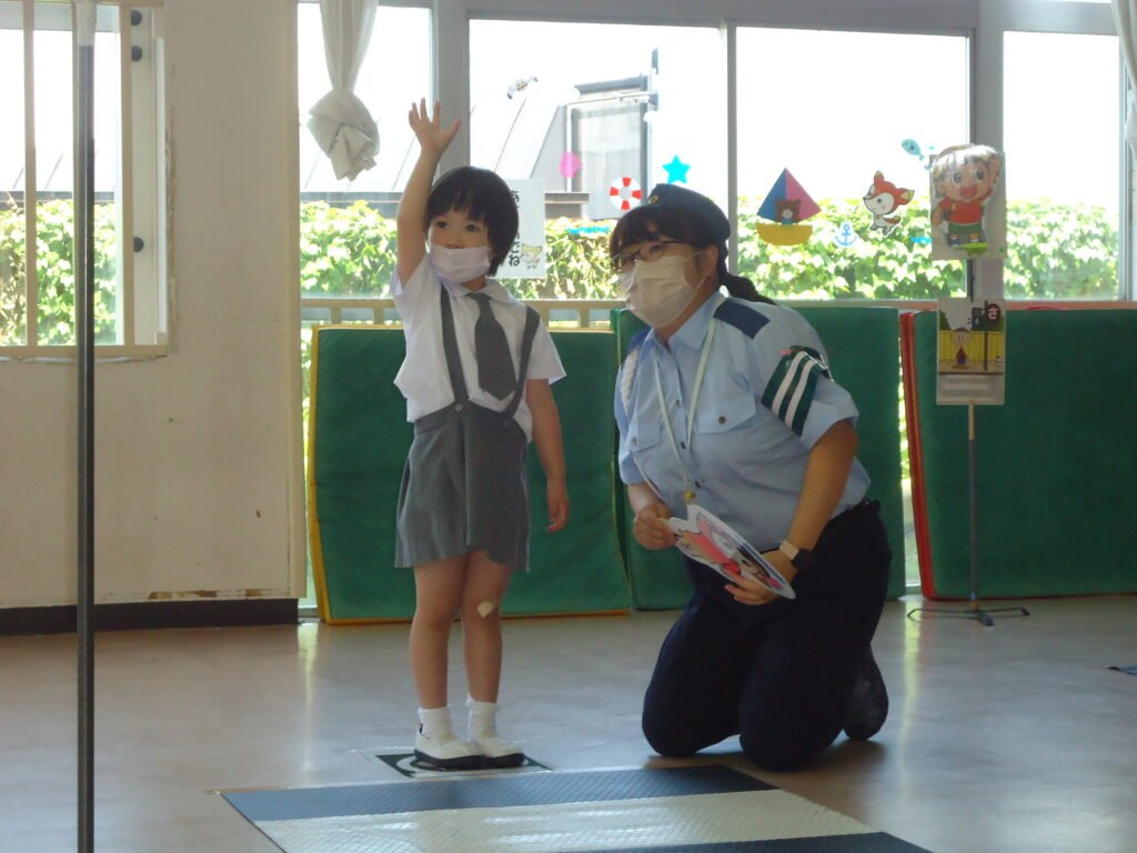 横断歩道の渡り方を学ぶ園児たち