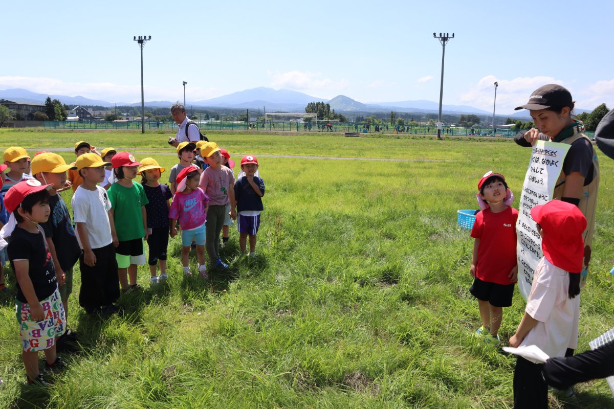 幼保小連携架け橋プログラム～横内小学校1年生とビオトープで交流～