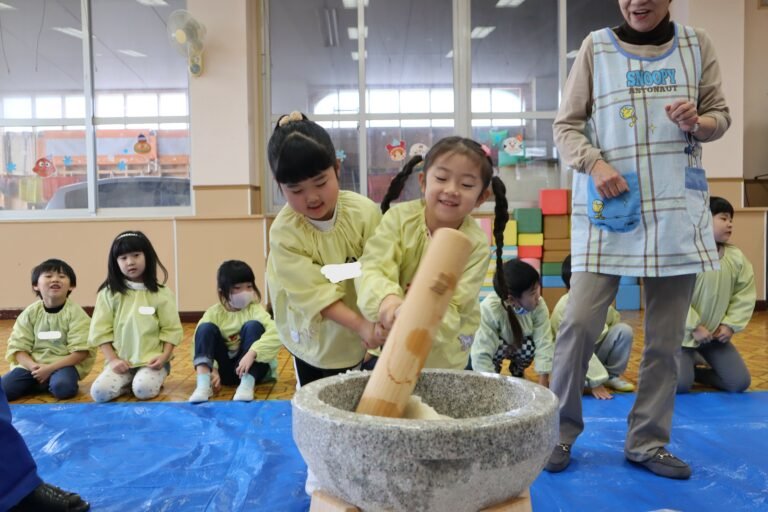 おもちつきの様子：はくちょうぐみ