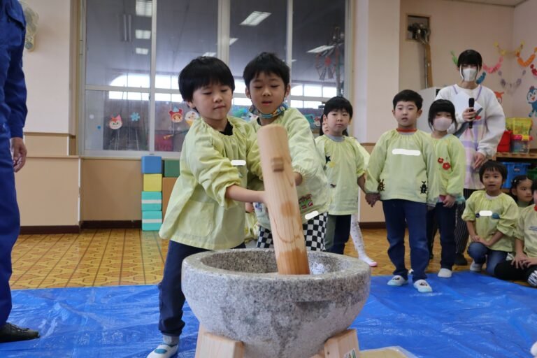 おもちつきの様子：はくちょうぐみ