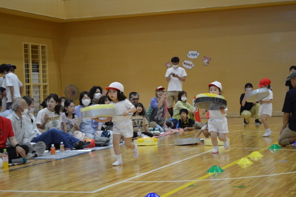 ゴール目指して走る園児たち