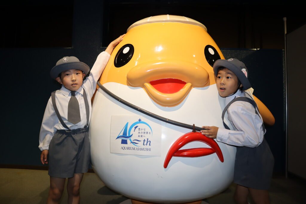 水族館を楽しむ園児たち