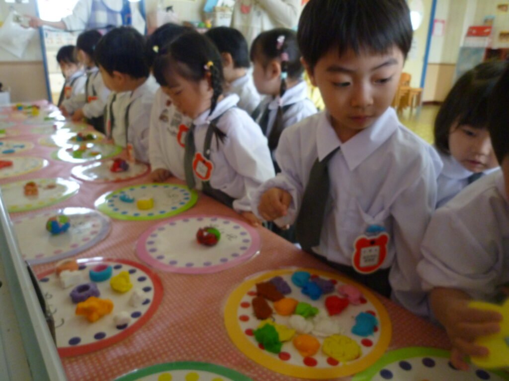 出来上がった作品を見る園児たち