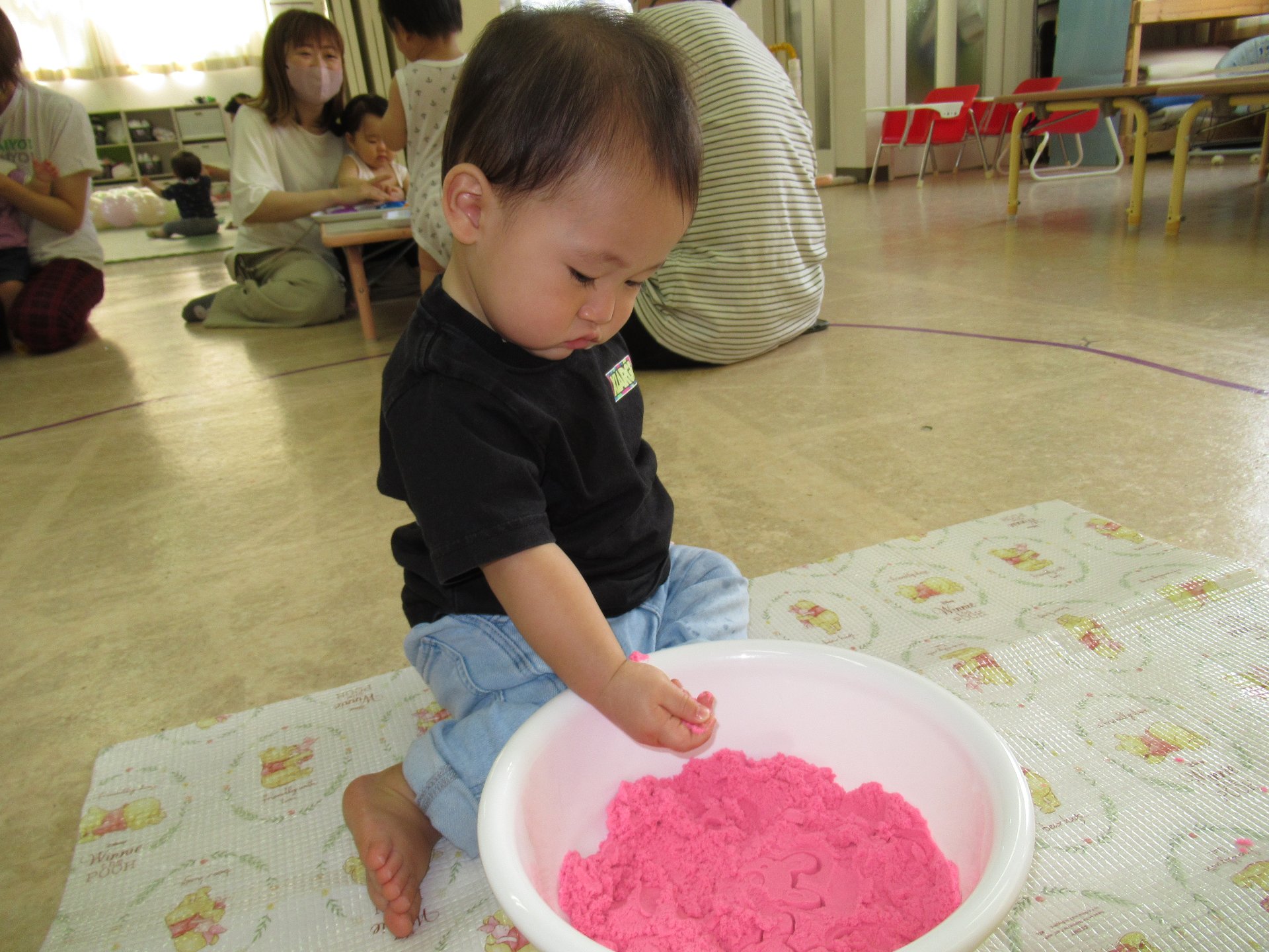 片栗粉遊びをする園児