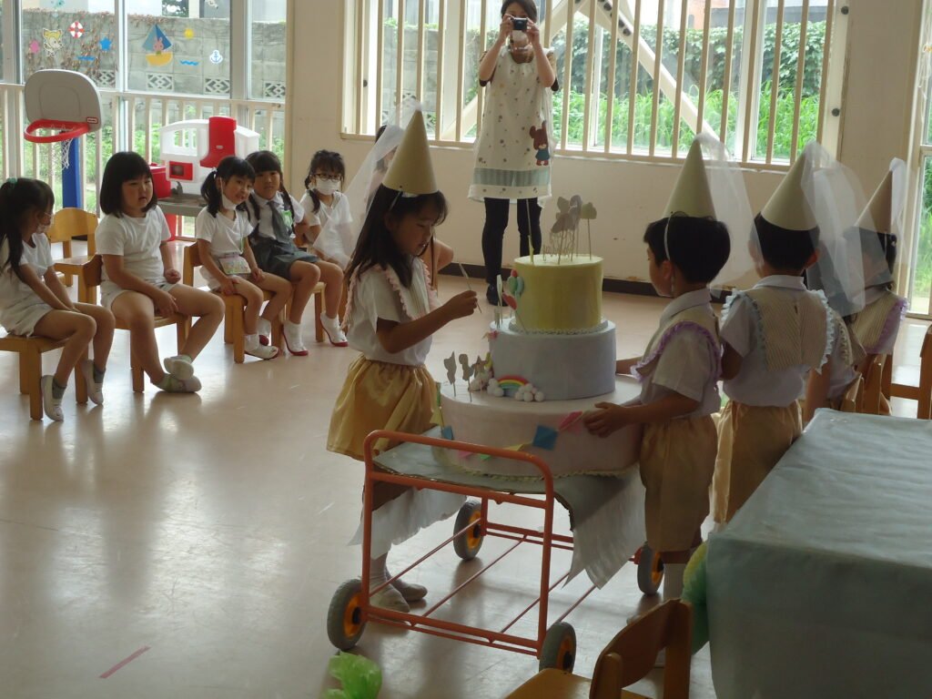 ケーキに飾り付けをする園児