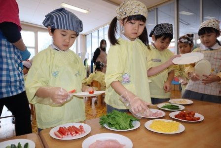 トッピングの具材を選ぶ子どもたち