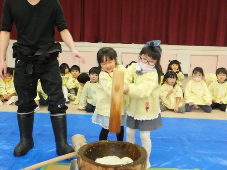 力強く餅つきするリンゴ組の子どもたち