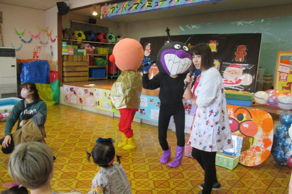 アンパンマン・ばいきんまんとダンスを踊る子どもたち