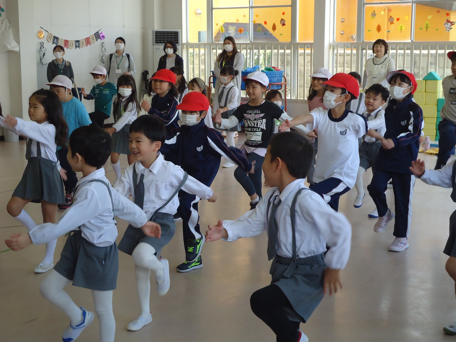 交流会でダンスを踊る小学生と園生