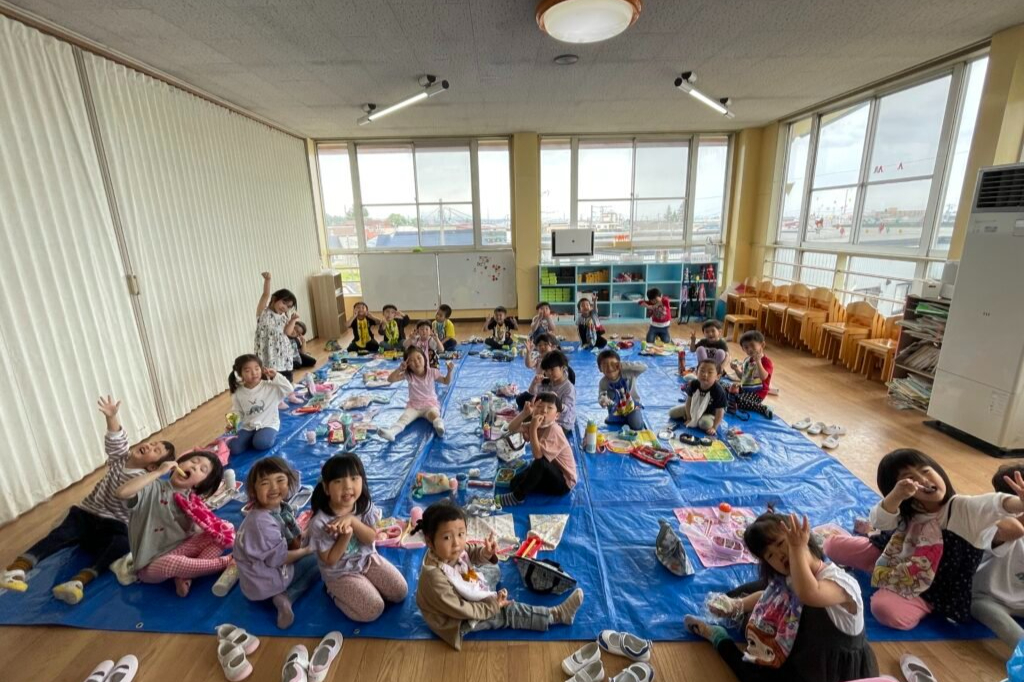 お弁当を食べる園児たち