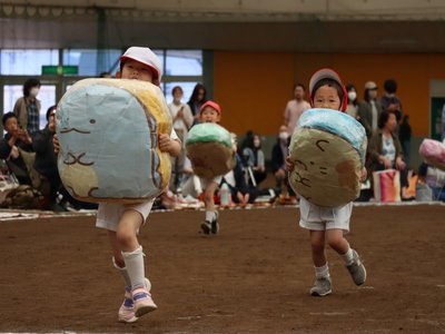 チャレンジ走を精一杯走る園児たち