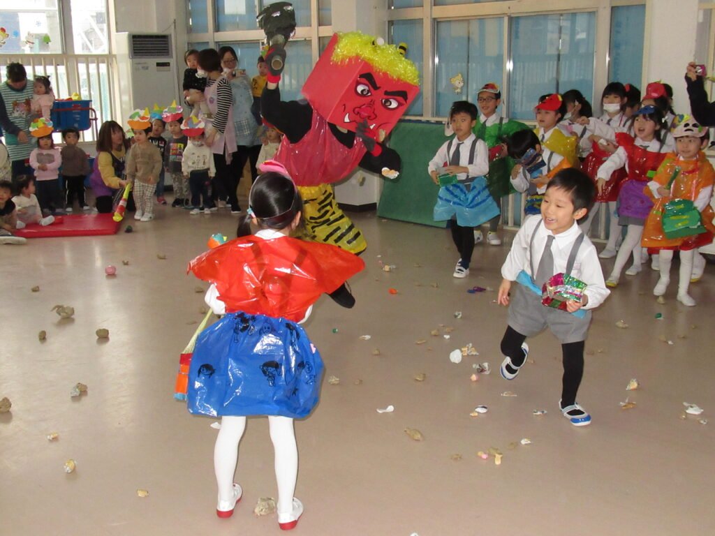 協力して鬼退治する園児たち