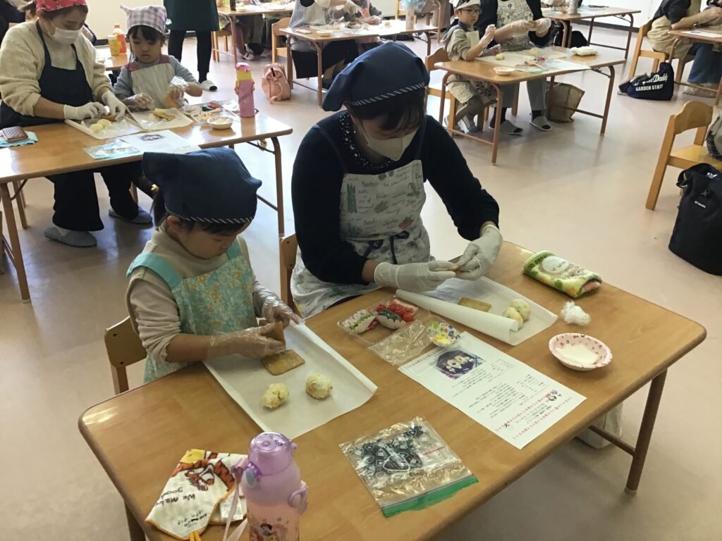 親子で料理を仕上げていきます